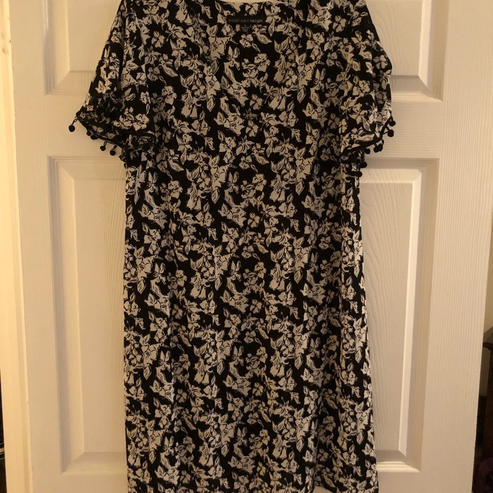 Madison Leigh pom sleeve dress. Sz 14.